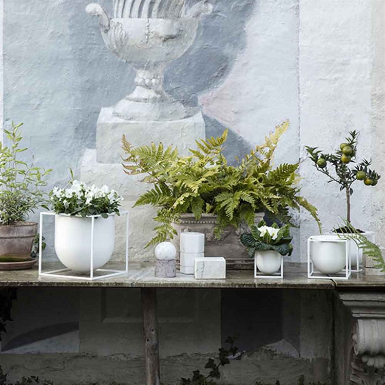 Audo Kubus Blomsterpotte 23, 14, 10 hvit på terrassen