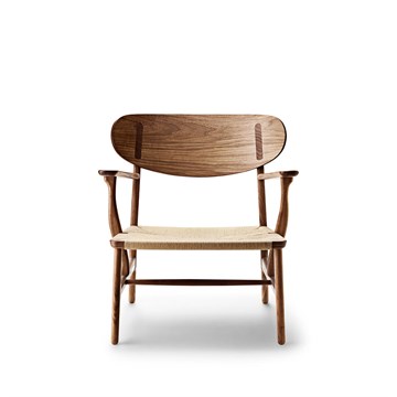 Carl Hansen & Søn CH22 Lounge stol designet av Hans J. Wegner