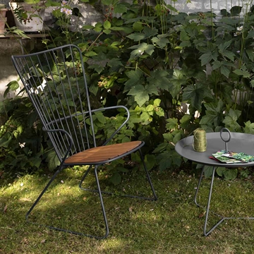 HOUE Paon Lounge stol Svart i hagen