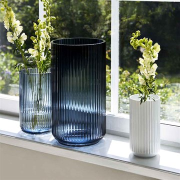 Lyngby Vase Glass Midnattsblå I vinduet