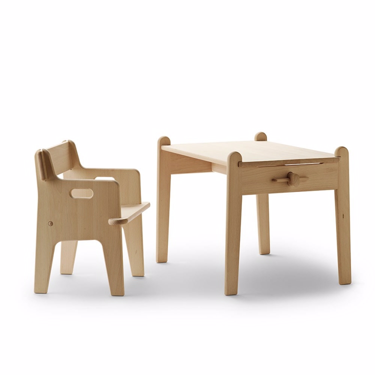 Peters barnebord og stol designet av Hans J. wegner