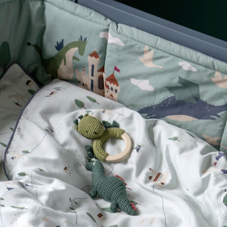 Sebra Baby Sengetøy Dragon Tales på barnerommet